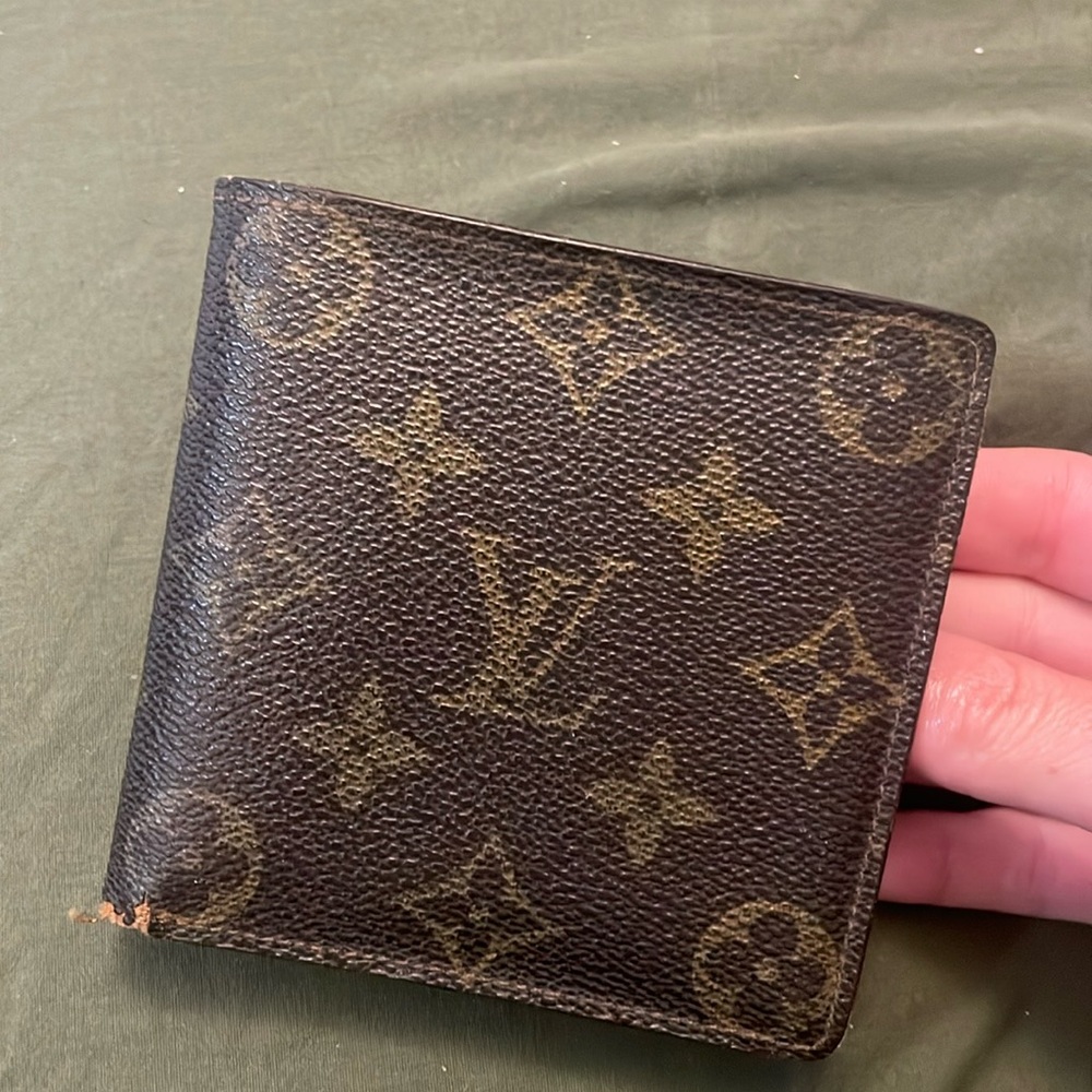 Authentic Louis Vuitton men’s wallet